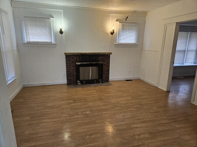 Photo - 913 E 2nd St