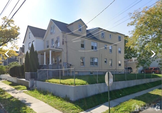 Building Photo - 593 Penn St Unit 3 Rental