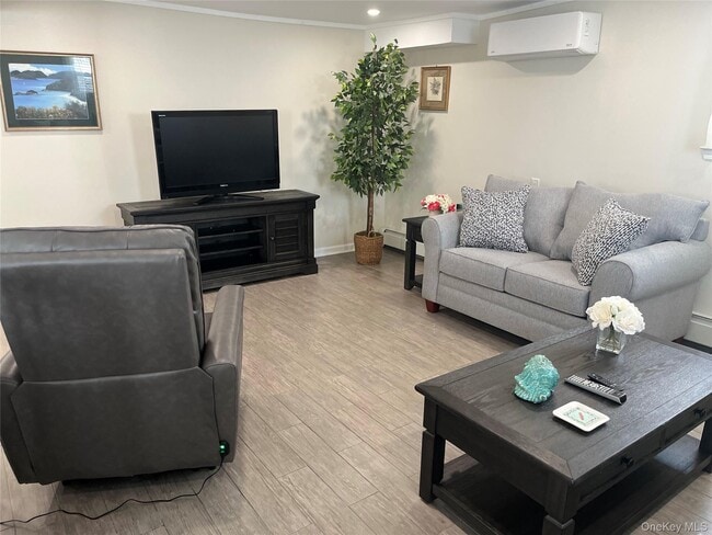 Photo - 321 W Walnut St Unit 2