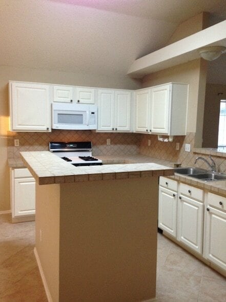 Photo - 2201 Silverthorn Ln