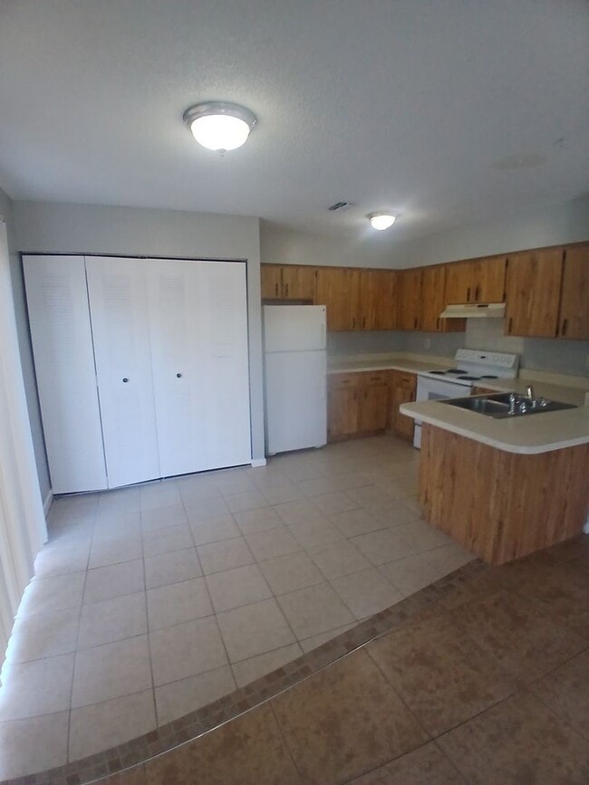 Photo - Move-In Ready 2BR/2BA Home & Prime Zephyrhills Location!