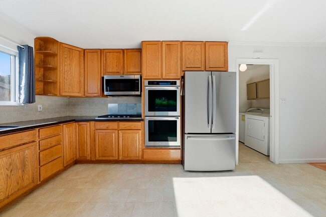 Photo - Large Oakland Hills Home With Large Garage/Yard +Laundry Hook-Ups!