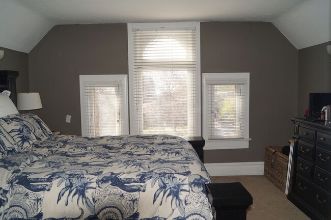 Photo - Charming Victorian Home Near the Universit...