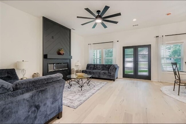 Photo - 854 Smith St SW