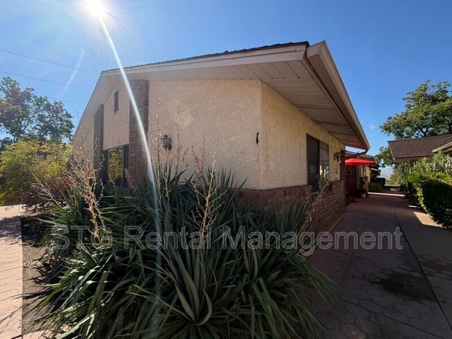 Photo - 325 N Main St Unidad #1