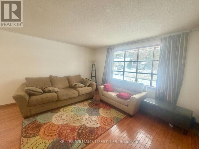 Photo - 156 Paperbirch Crescent