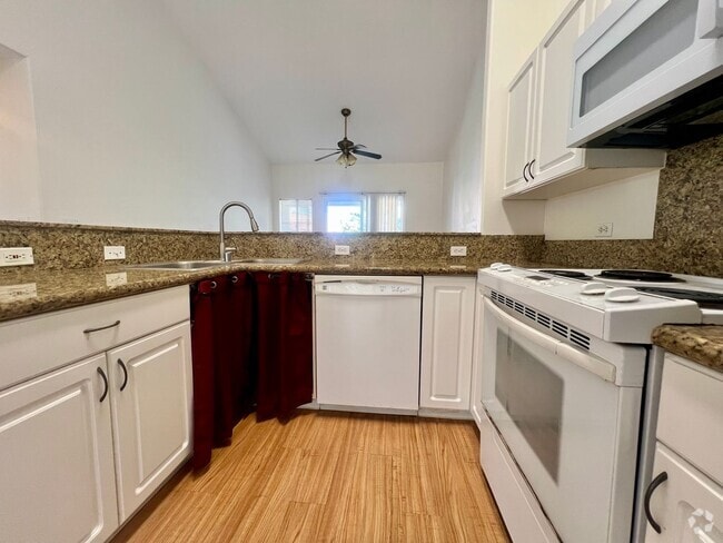Building Photo - Unfurnished 3 bedroom 2 bath condo (top fl... Unit GG201