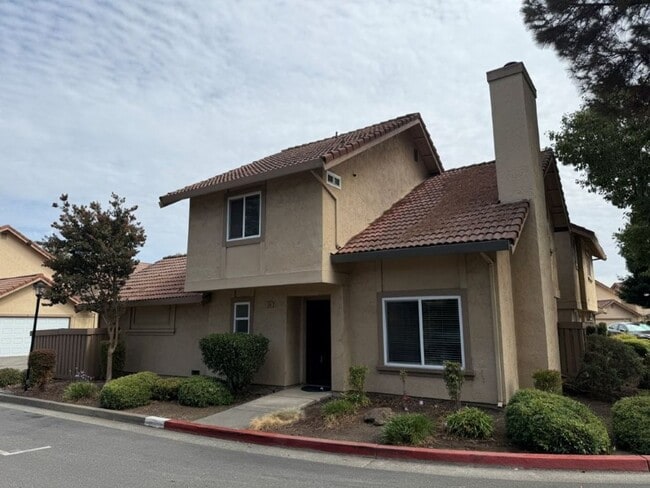Building Photo - Updated 3 Bedroom 2.5 Bath 2 Story Condo F...