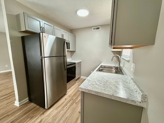Photo - FULLY REMODELED DOWNSTAIRS UNIT! Unidad A