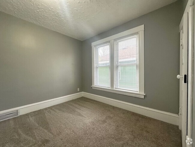Building Photo - Spacious 4 Bedroom Home in Minneapolis!