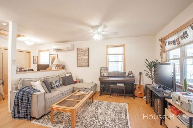 Photo - 219 N Meadow Ln