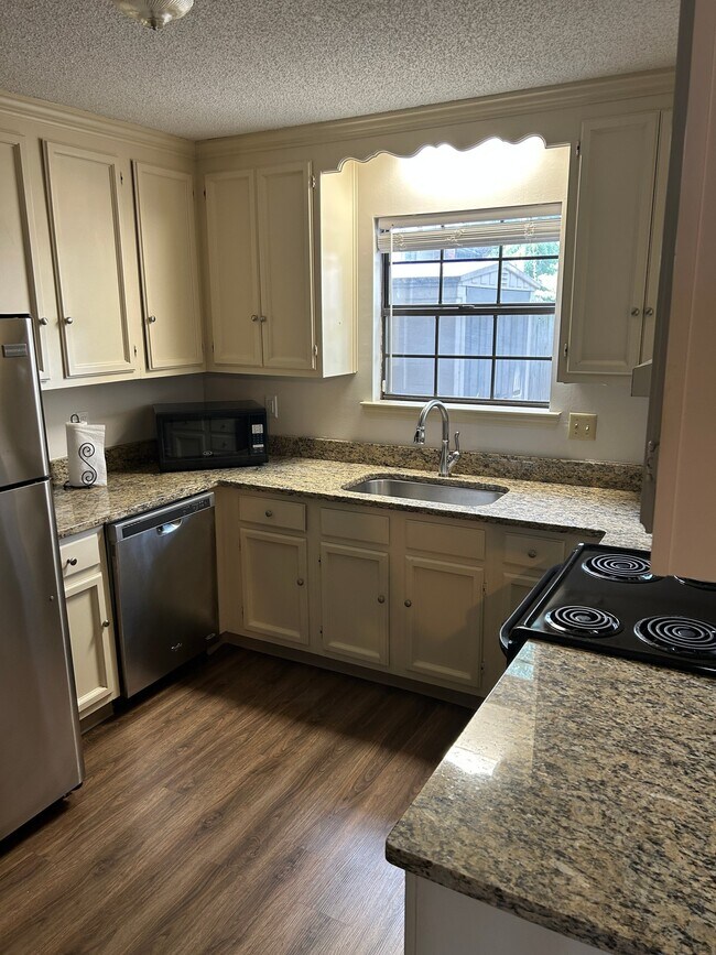 Photo - 427 W 4th St