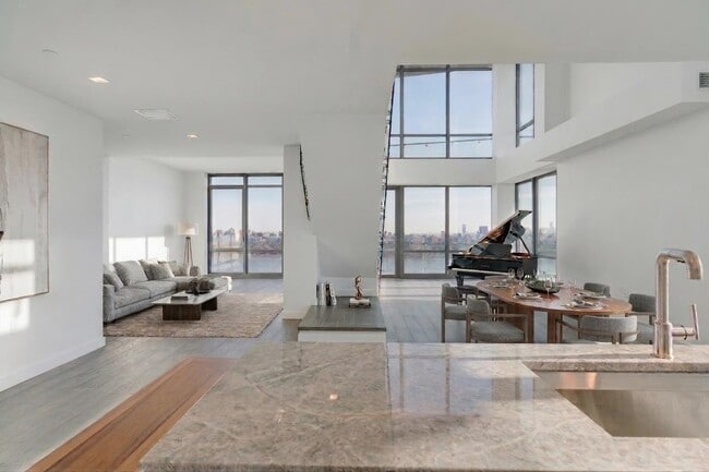 Building Photo - 320 Adolphus Ave Unit 316