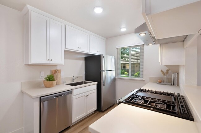 Building Photo - Brentwood Village Apartments