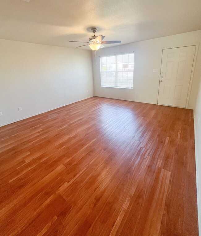 Photo - 6302 Temora Loop Unidad B