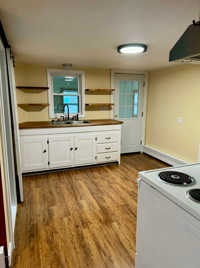 Building Photo - 19 Sterling St Unit 2 – Renovated 2BR