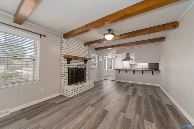 Photo - 625 Versailles Dr SE