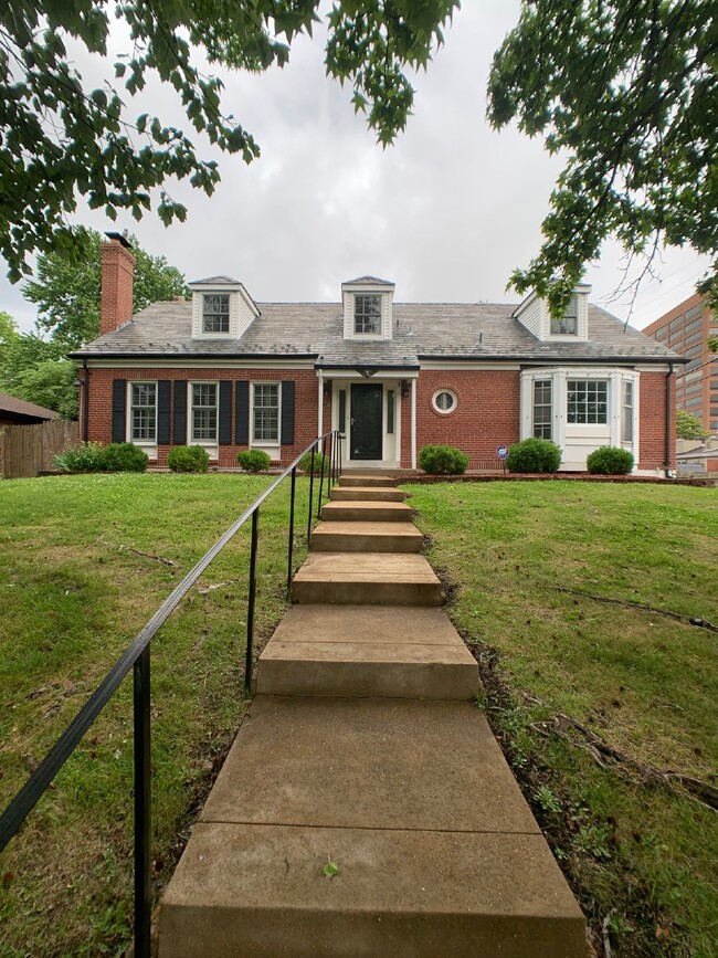 Gorgeous renovated 5 bed 3.5 bath in Clayton - Gorgeous renovated 5 bed 3.5 bath in Clayton Apartment