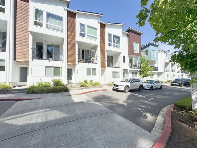 Building Photo - Stylish 3B3B Townhome in Prime NE Seattle ...
