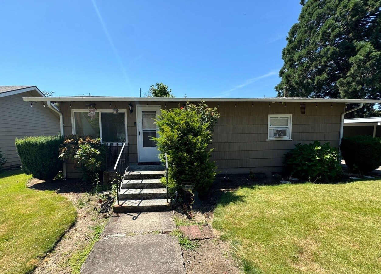 2 bed 1 bath House - Single Level - 2 bed 1 bath House - Single Level