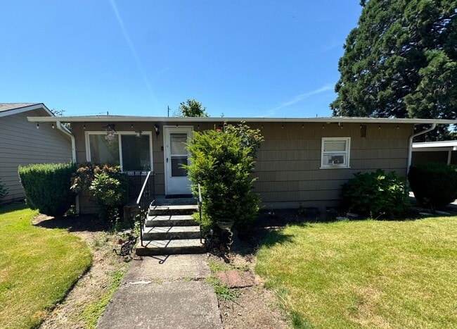 Building Photo - 2 bed 1 bath House - Single Level