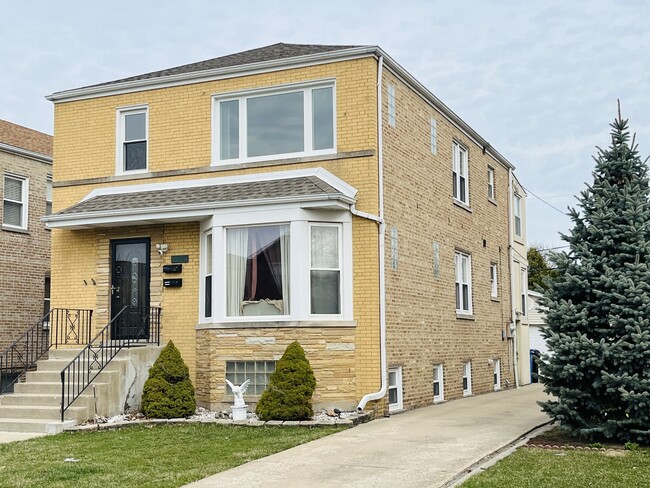 Building Photo - 5504 W Sunnyside Ave Unit 2