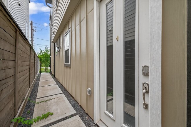 Photo - 2617 Live Oak St