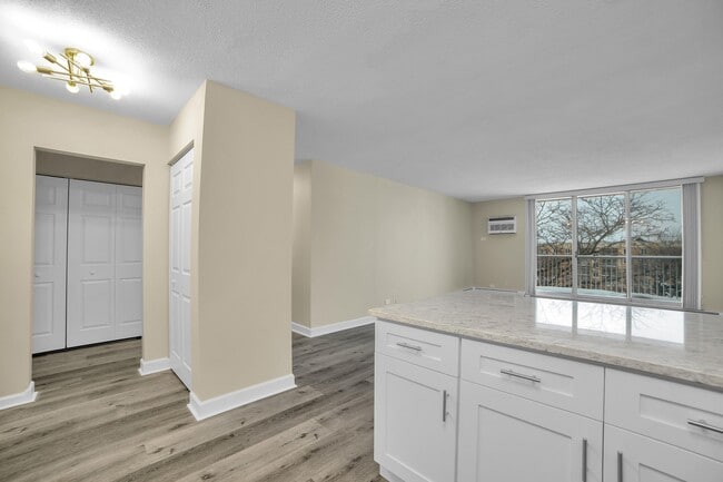 Photo - 2222 S Stewart Ave Unit 5C