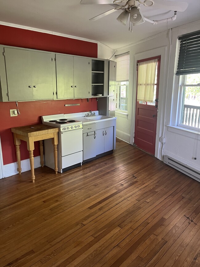 Building Photo - 773 Haywood Rd Unit 1 BR Vintage Apartment