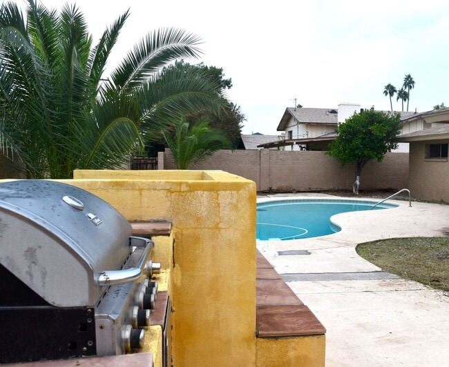 Photo - Awesome 5 Bed 2 Bath Home at ASU