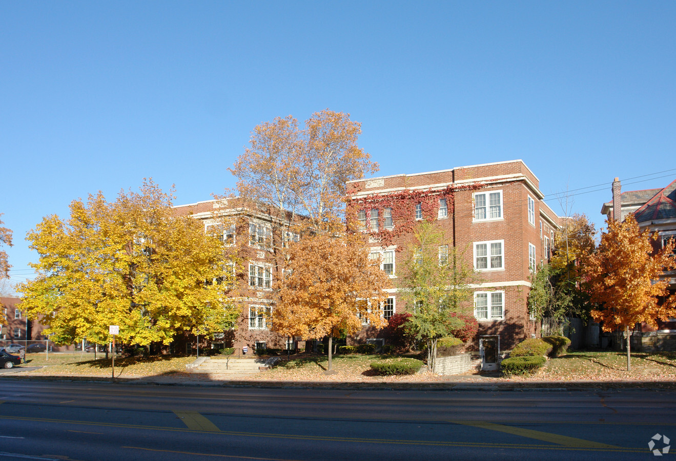 Broadmoor - Broadmoor Apartments