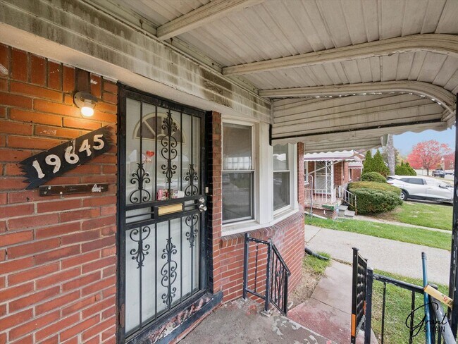 Photo - 3 bedroom  1.5 bath bungalow - $1200