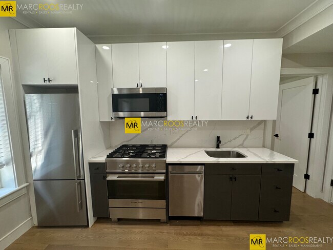 Photo - 535 Newbury St