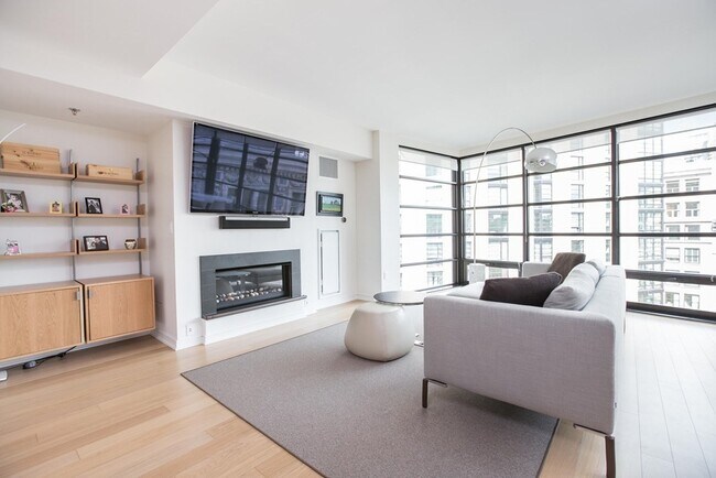 Building Photo - 580 Washington St Unit 10C