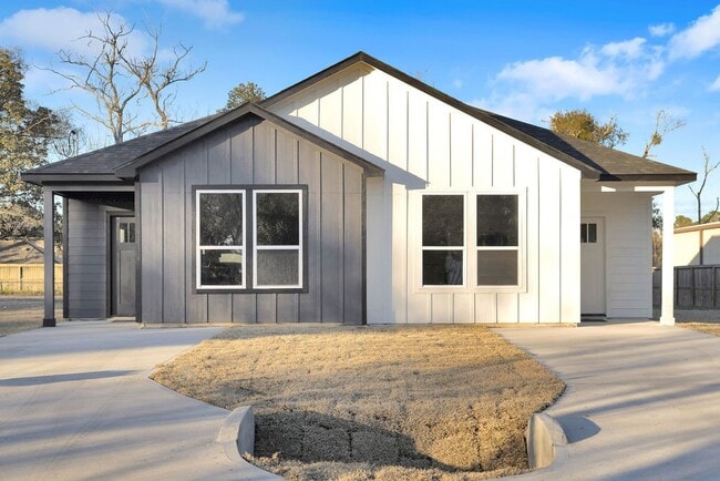 Building Photo - 104 Runnels St