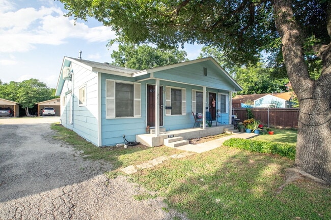 Photo - Cozy 1 Bed, 1 Bath Duplex A Block From Woodlawn Lake