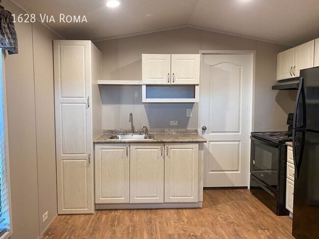 Photo - 1628 Via Roma Dr