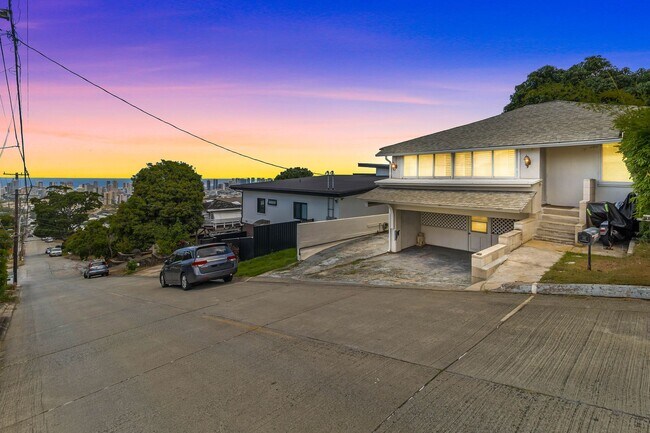 Building Photo - Charming 2BR/1BA Home with Stunning Ocean ...