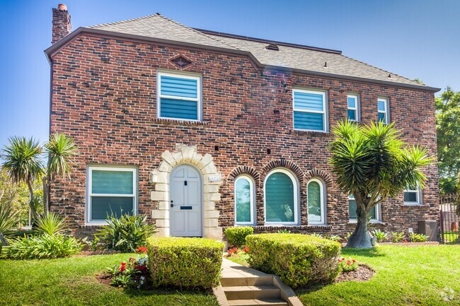 Building Photo - 5245 S San Vicente Blvd Rental