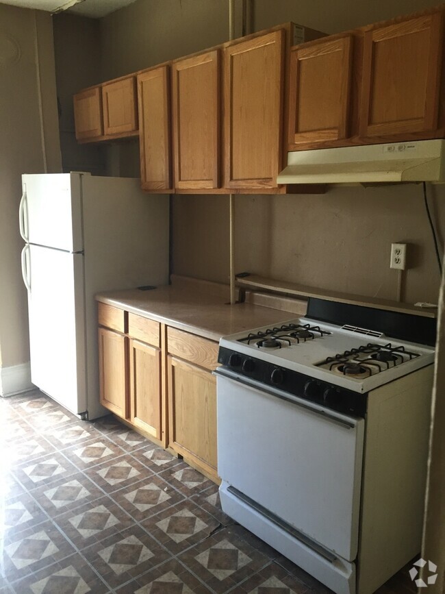 Building Photo - 2 Bedroom 1 Bath on the West Side of Saint... Unit 8 Rental