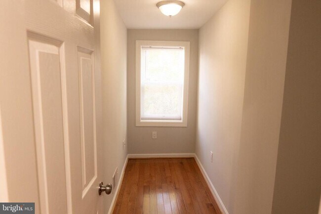 Photo - 1928 Bennett Pl NE