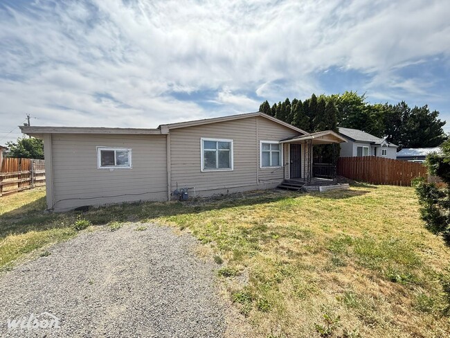 2 Bedroom, 1 Bath Home with a Large Backyard! - 2 Bedroom, 1 Bath Home with a Large Backyard!