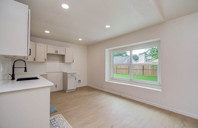 Building Photo - 6903 Blue Ridge Dr