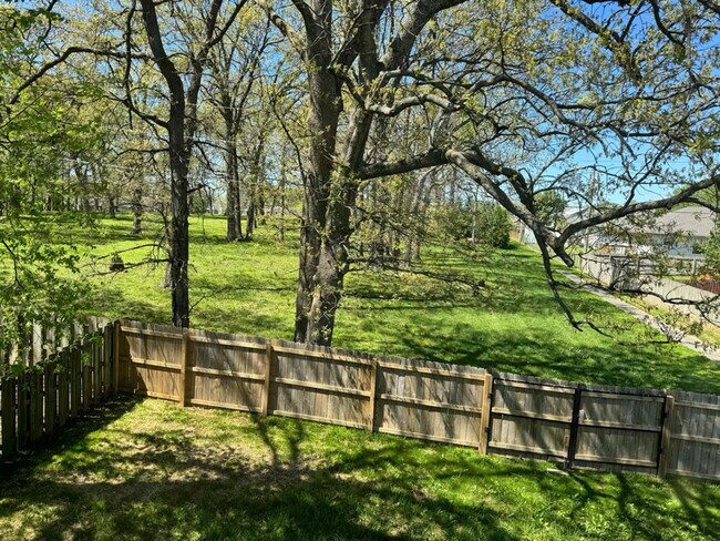 Photo - 827 Hickory Ln