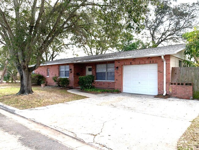 3 Bedroom 2 Bath with Large Bonus Room - 3 Bedroom 2 Bath with Large Bonus Room House