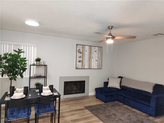Photo - 5045 Spencer St