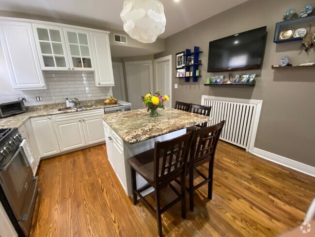Building Photo - 5016 N Major Ave Unit Jefferson Park 2bd 1bath Rental