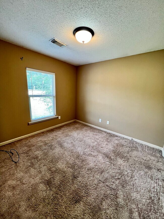 Photo - Home in Cottondale! Available to View Now!!!