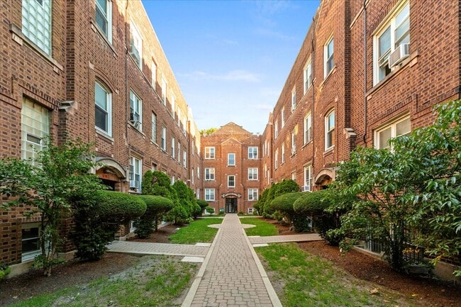 Building Photo - 652 W Oakdale Ave Unit 3S