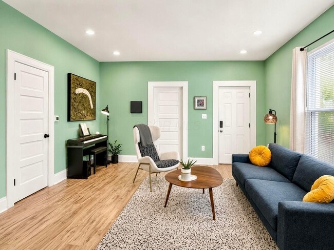 Photo - 761 Siebert St